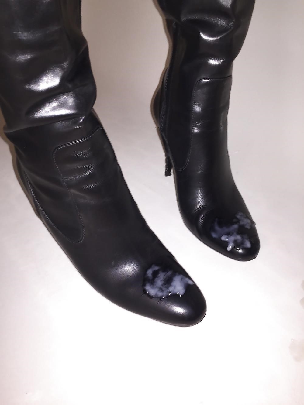 Black burberry rain boots-9789