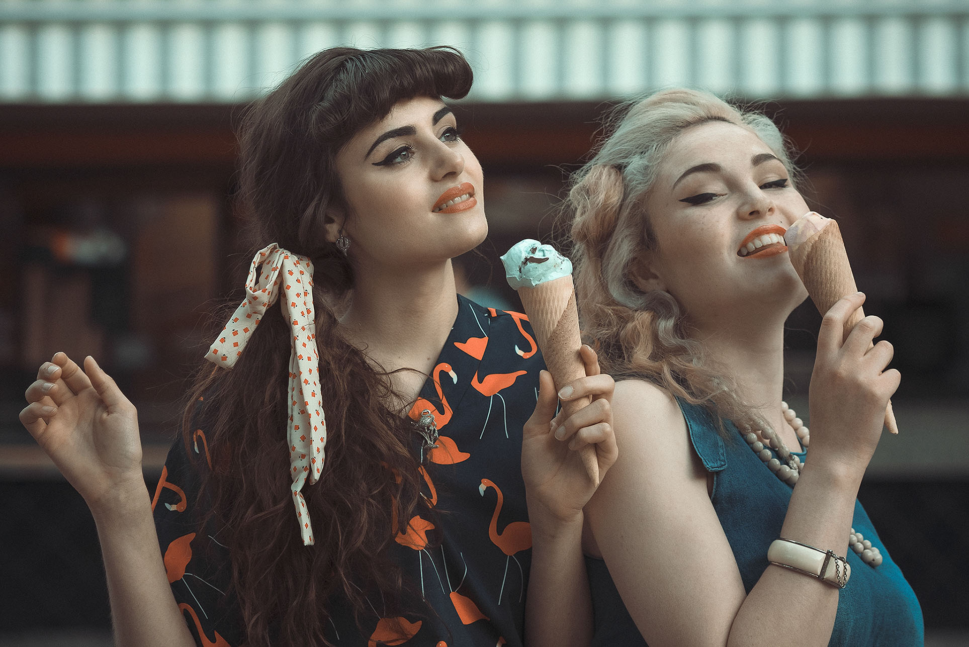 Elsa Illari, Ana del Portillo by Rebeca Saray Девушки отдыхают в парке развлечений в стиле 1950-х годов / фото 16