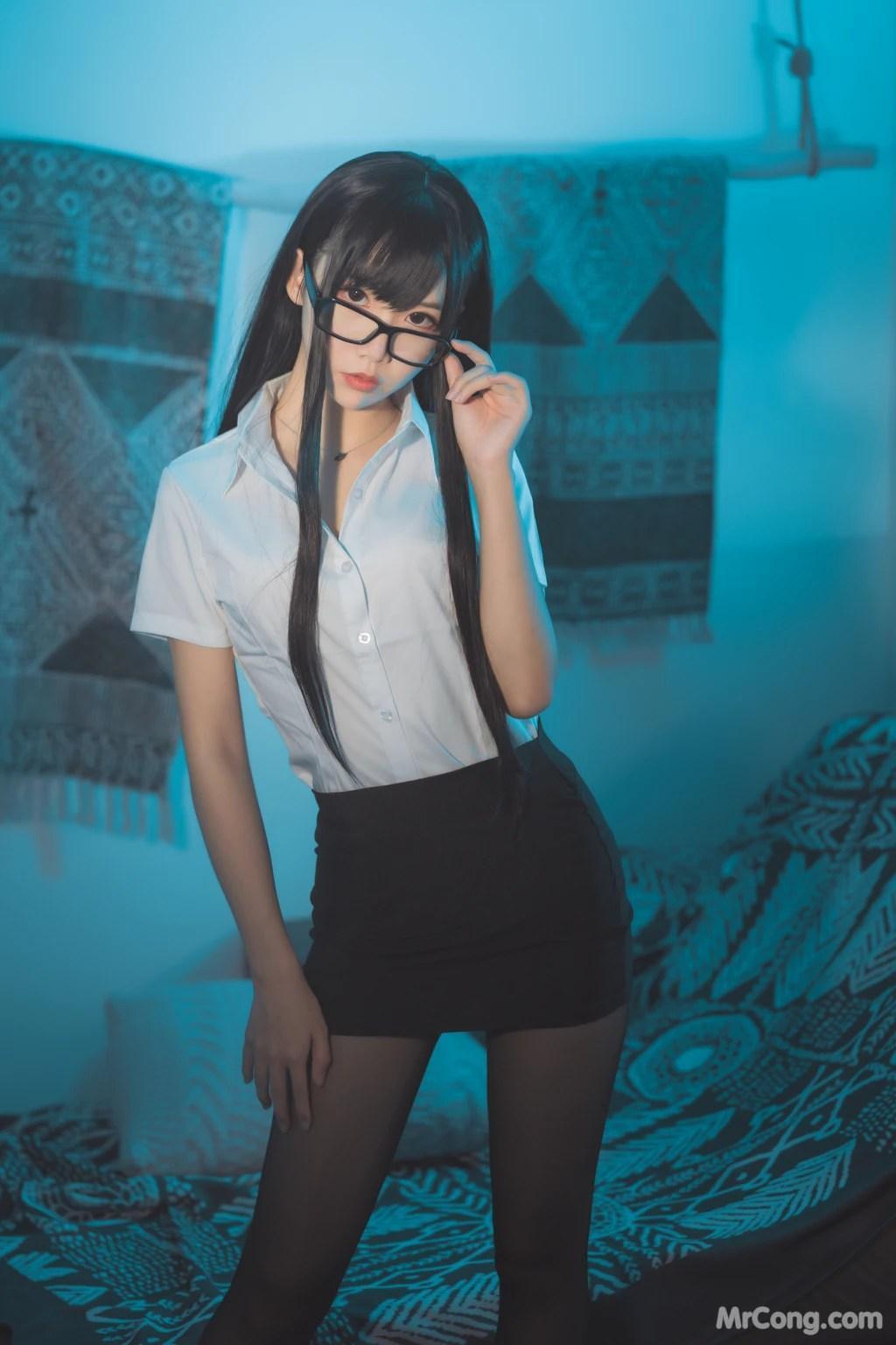 Coser@面饼仙儿 No.042: 黑丝OL (26 photos)