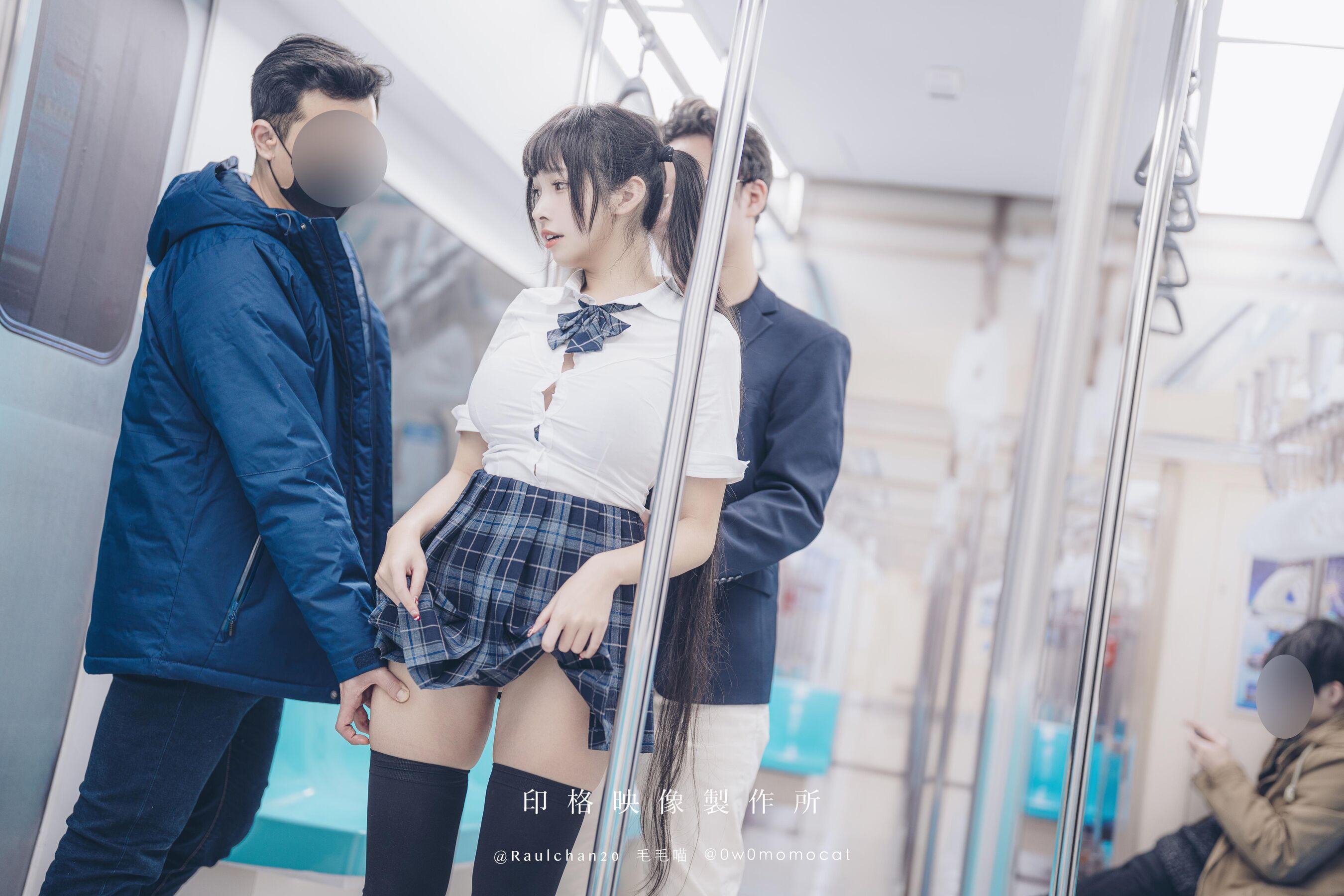 国模套图 慕慕Momo《🚄 电车通学少女 🆘》(24)