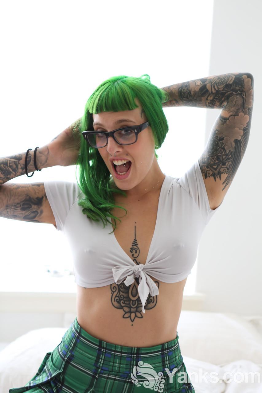 Tattooed amateur Lola A strips to white OTK socks with her hair dyed green(3)