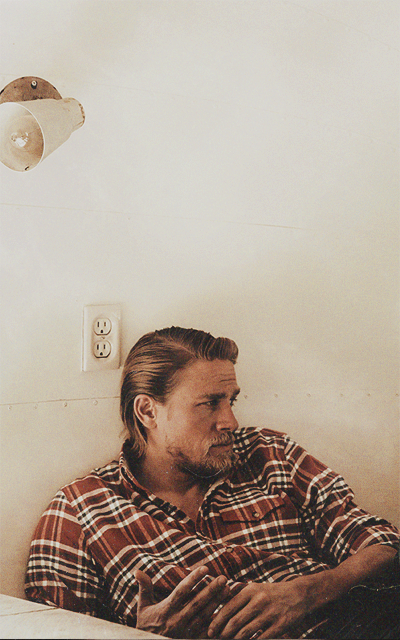 Charlie Hunnam CHc1Z81y_o