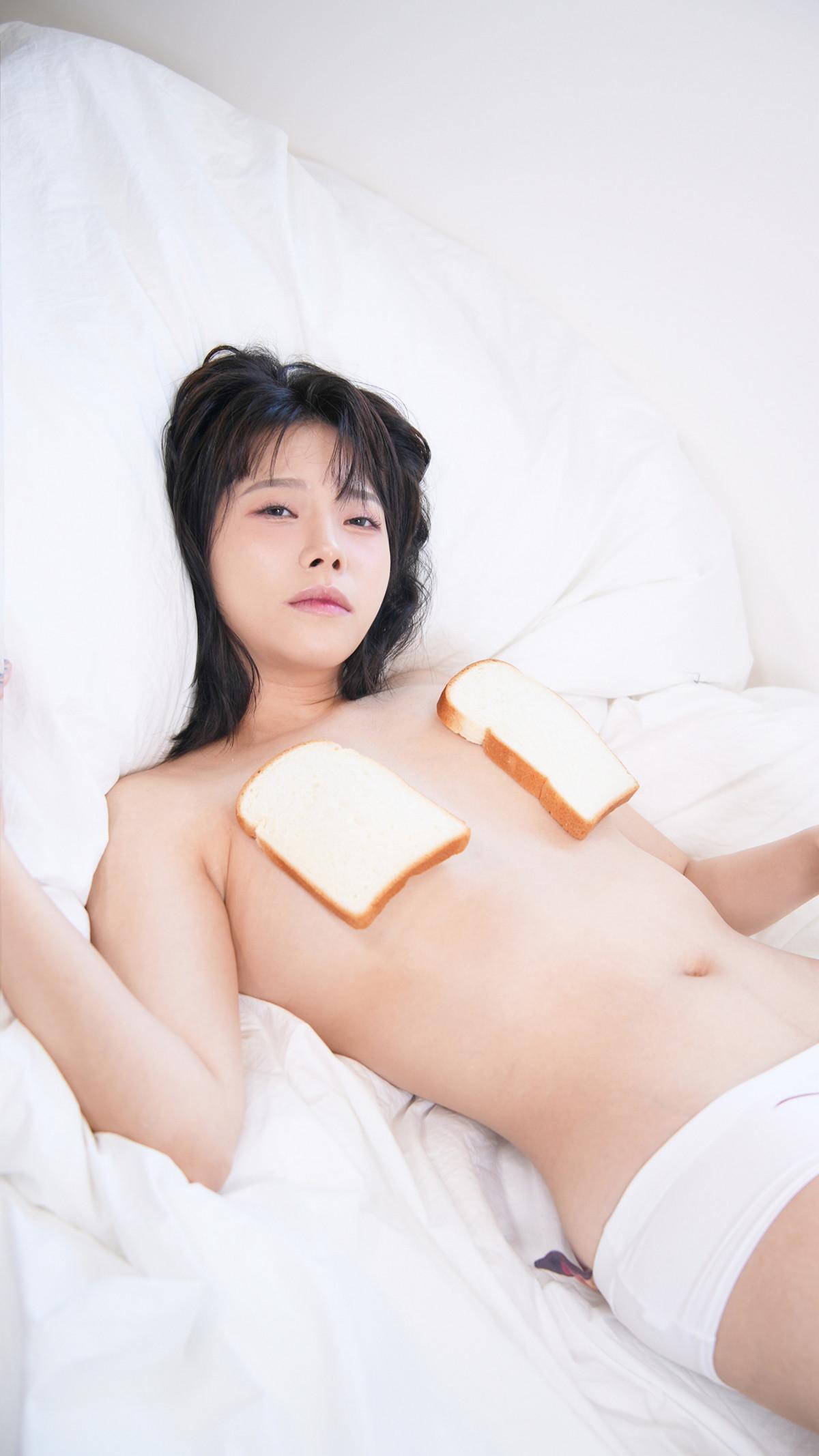 Haeppoyan 해뽀얀, PhotoBook ‘Girlfriend On The Bed’ Set.03(18)