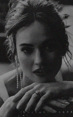 Lily James - Page 2 B6uKf6At_o