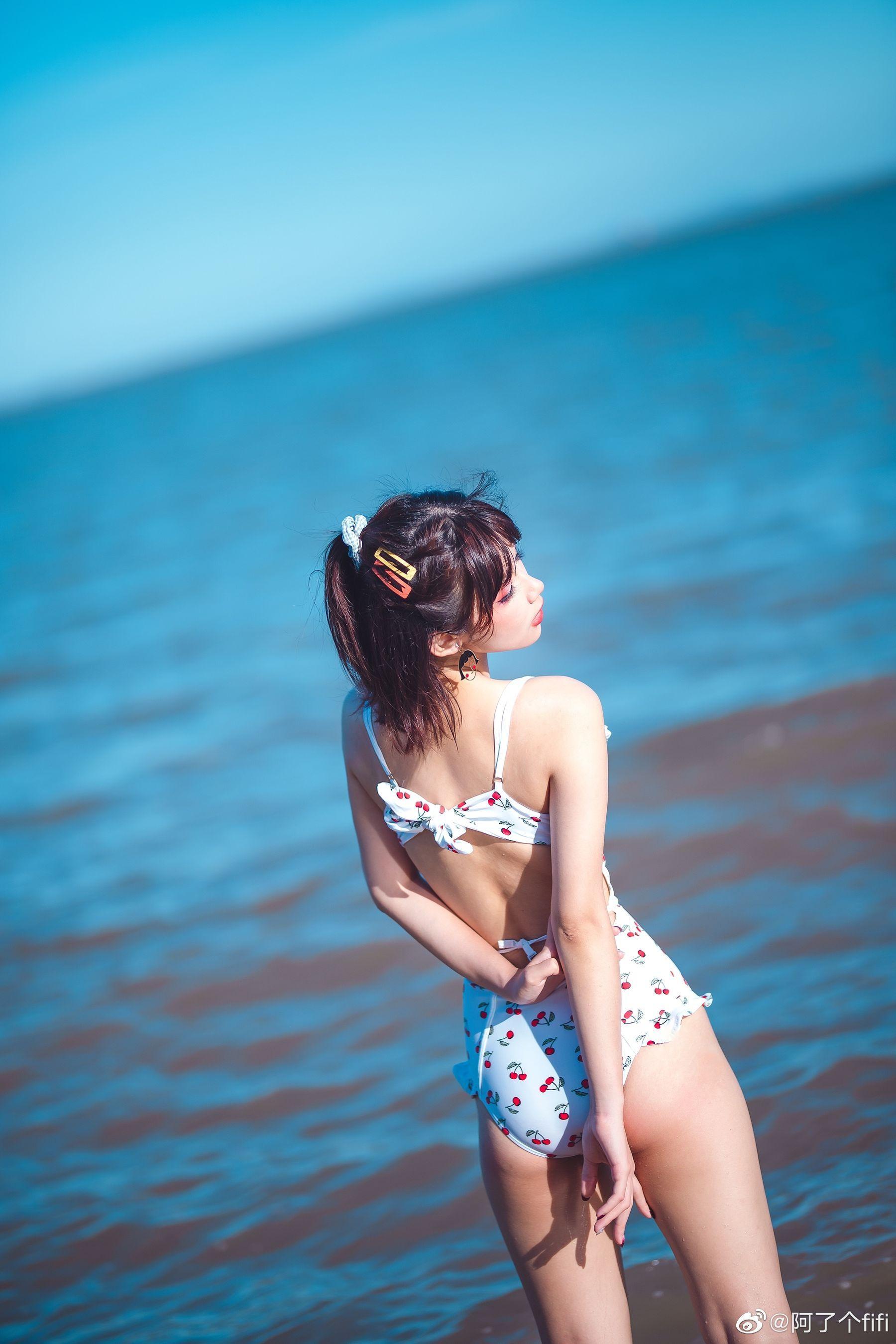 [COS福利] 动漫博主阿了个fifi – 夏天泳装 写真套图(11)