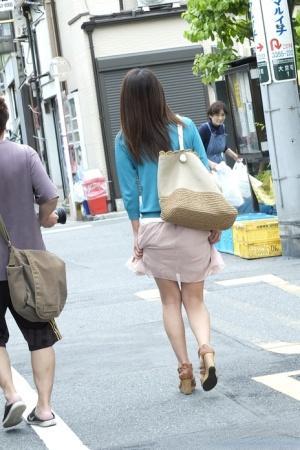 Japanese babe Tomomi Matsuda gives a handjob & BJ to a stranger in public