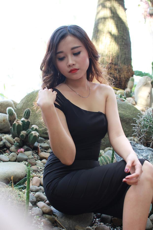 Beautiful Asian girl shows off her petite body wearing a sexy black dress(3)