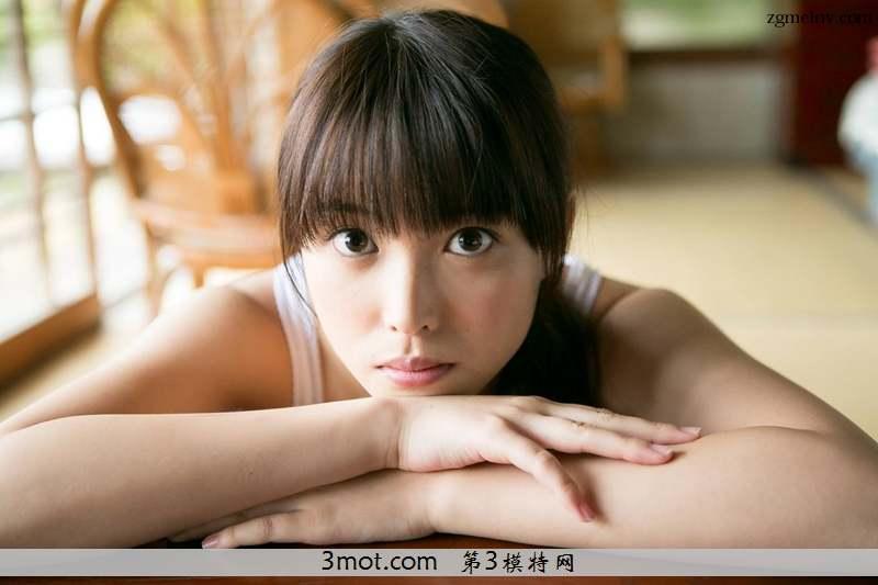 大眼性感美女居家生活风情写真难掩傲人身材(7)