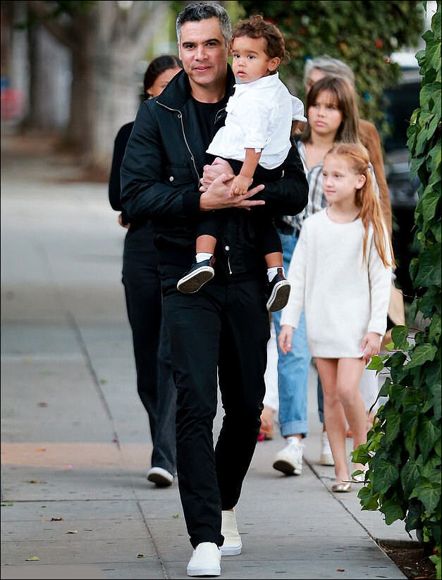 Cash Warren Shops In L A With Children Honor Haven And Hayes Celebrity Babies Covered Daughters, honor marie, born in june 2008,144 and haven garner born in august 2011,145. cash warren shops in l a with children