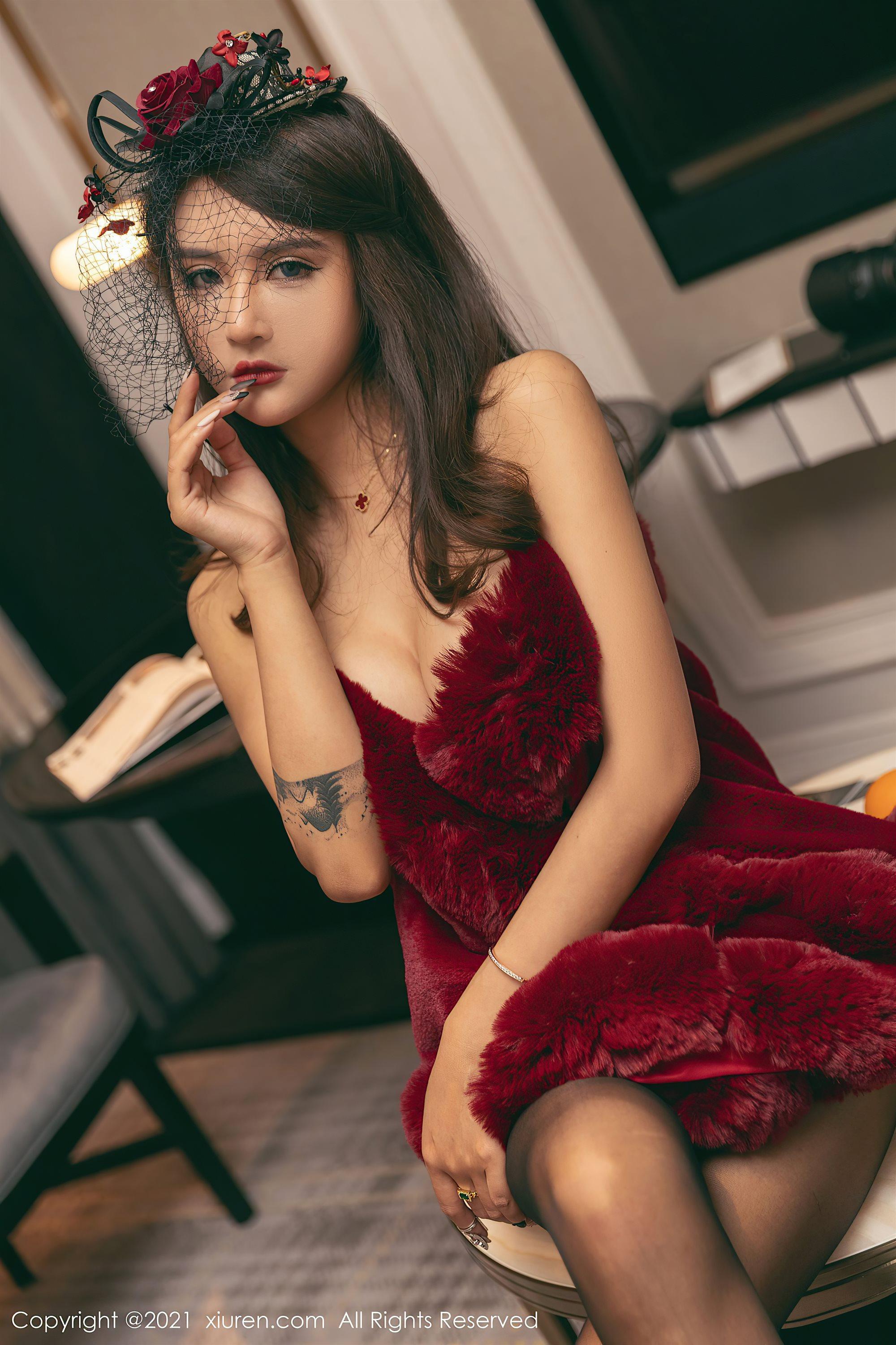 [XiuRen秀人网]No.3548 女神Emily尹菲澳门旅拍猩红贵妇装束半脱露翘臀撩人诱惑写真(36)