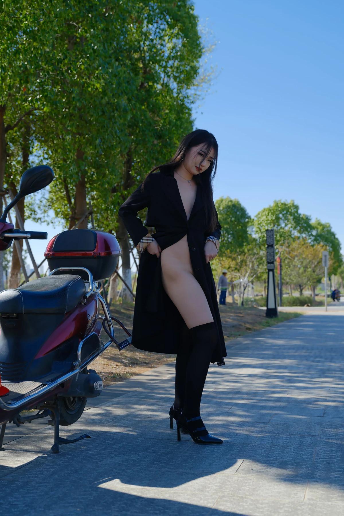 小泽 – 黑丝御姐 户外露出 Set.01(8)