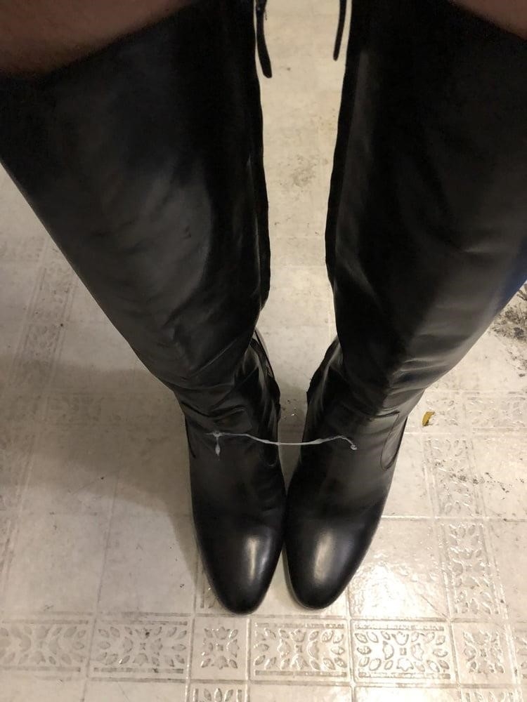 Black burberry rain boots-6147