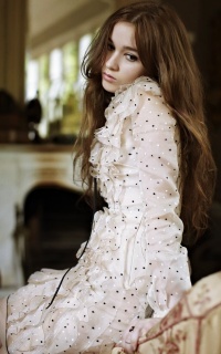 Alice Englert WWVZGg4c_o