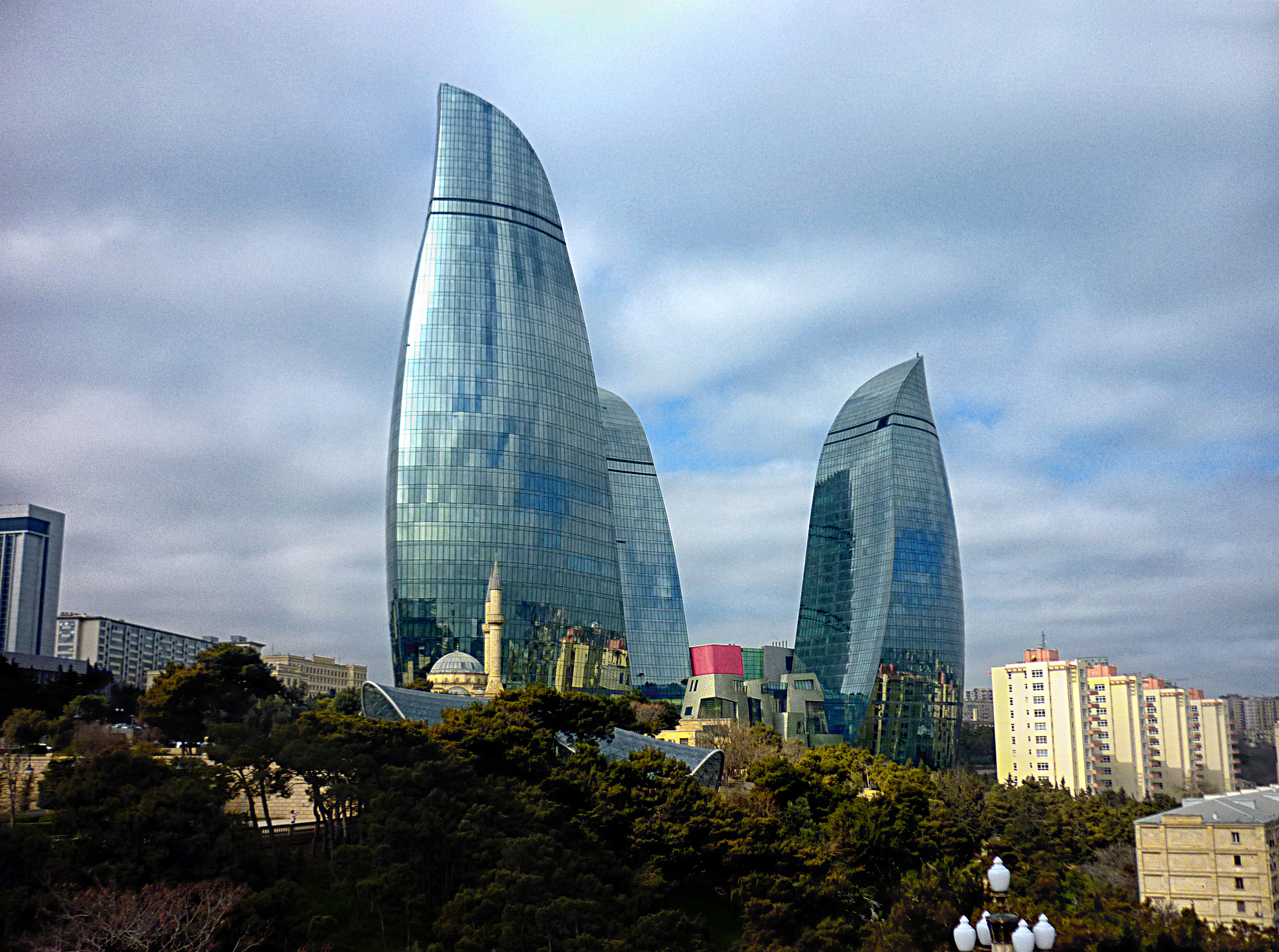Что интереснее Ереван или Баку