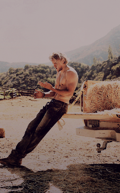 Charlie Hunnam 3ghl3Ai3_o