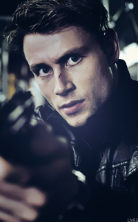 Max Riemelt R32AyLFX_o