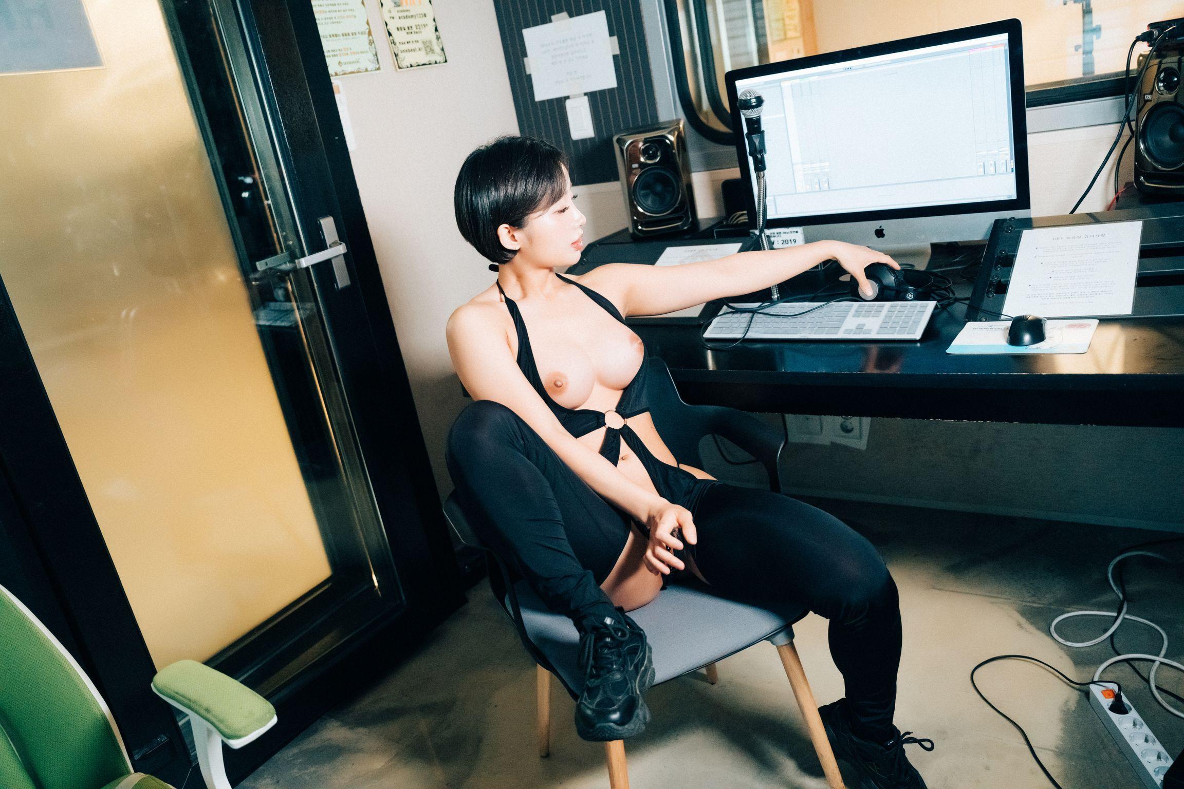 [Loozy] Booty Queen: Nude Recording (155 photos )(79)