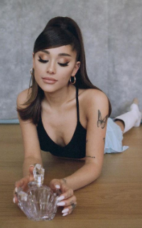 Ariana Grande UjAYFm8G_o