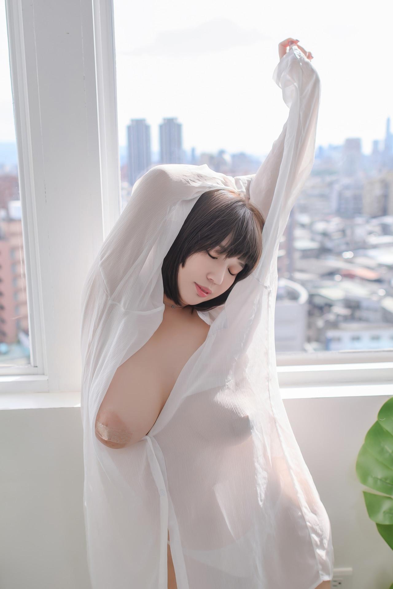JVID Ruru茹茹 H級豪巨乳 寄宿家中的前同事－茹茹，一早醒來就衣衫不整！豪乳在眼前晃的我頭好暈啊～～～ Set.03(14)