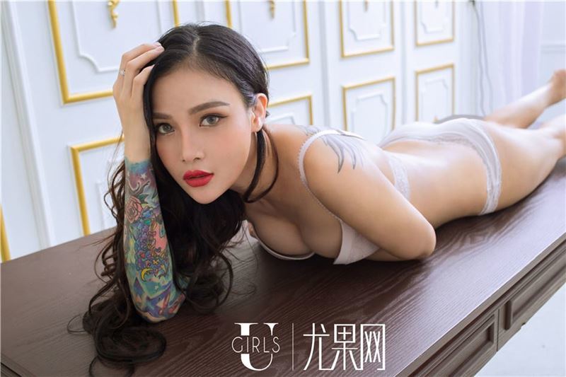 尤果网花臂美妞儿雯雯蓝色和白色内衣私房照(15)