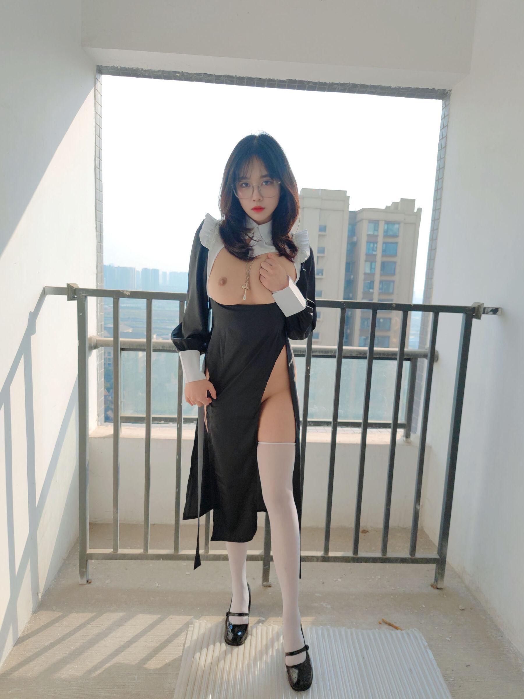 国模套图 Ceason Photography《修女服》(46)