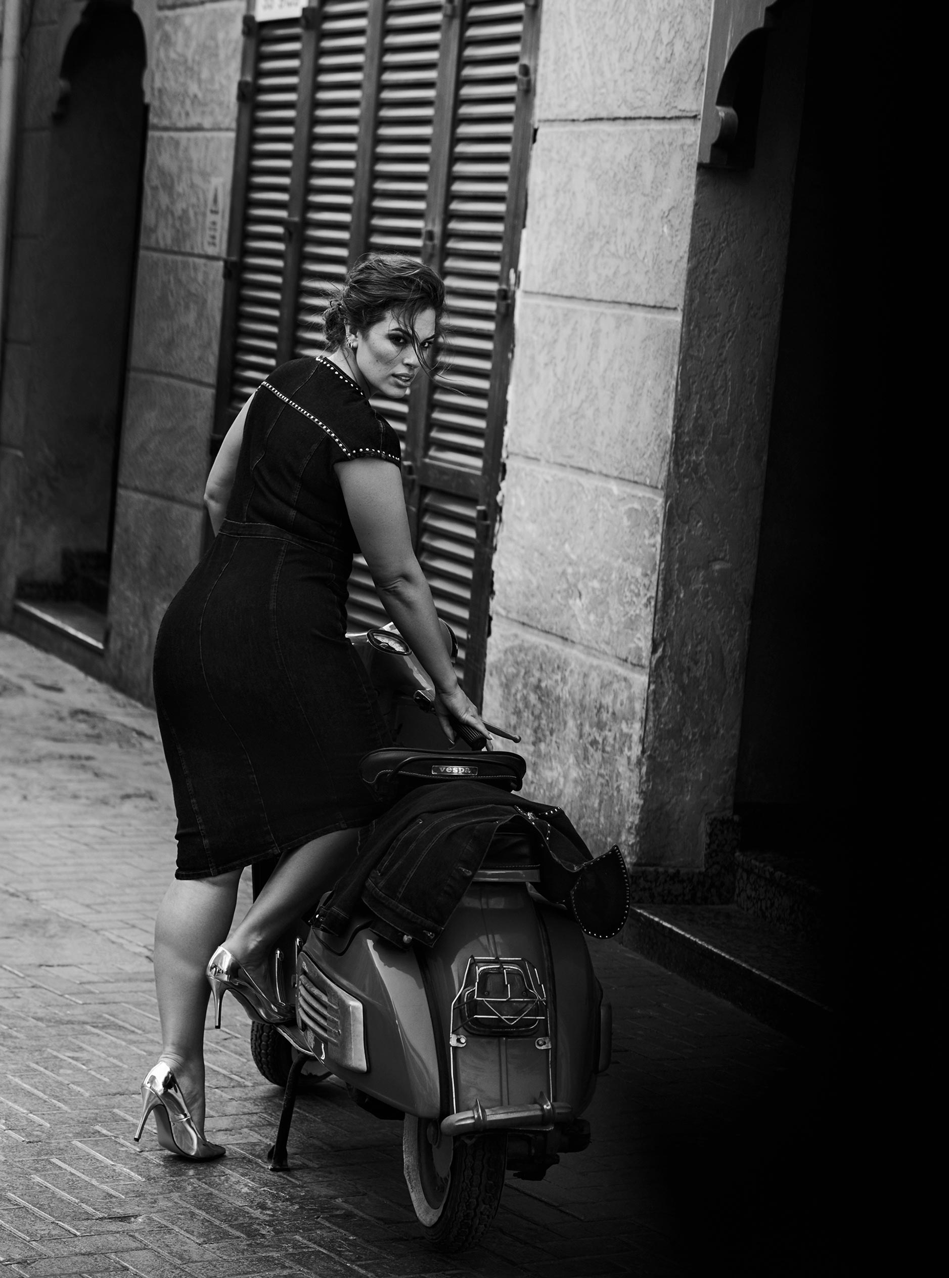 Ashley Graham by Bikramjit Bose - Harper's Bazaar Arabia march 2019 Эшли Грэм гуляет по старому городу в Дубае / фото 09