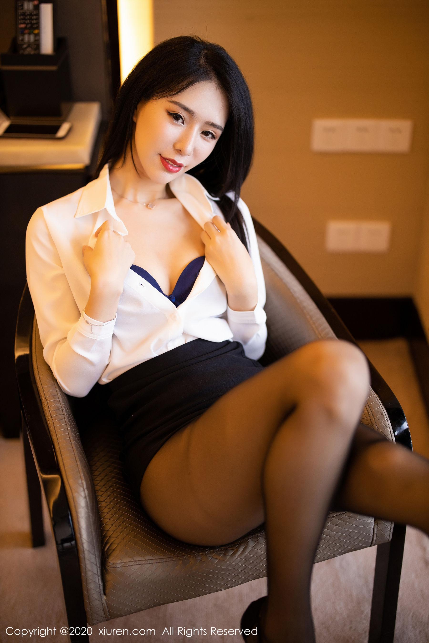 [秀人XiuRen] No.2148 BABY_柒 《白衬衫黑短裙的OL职场秘书》 写真集(54)