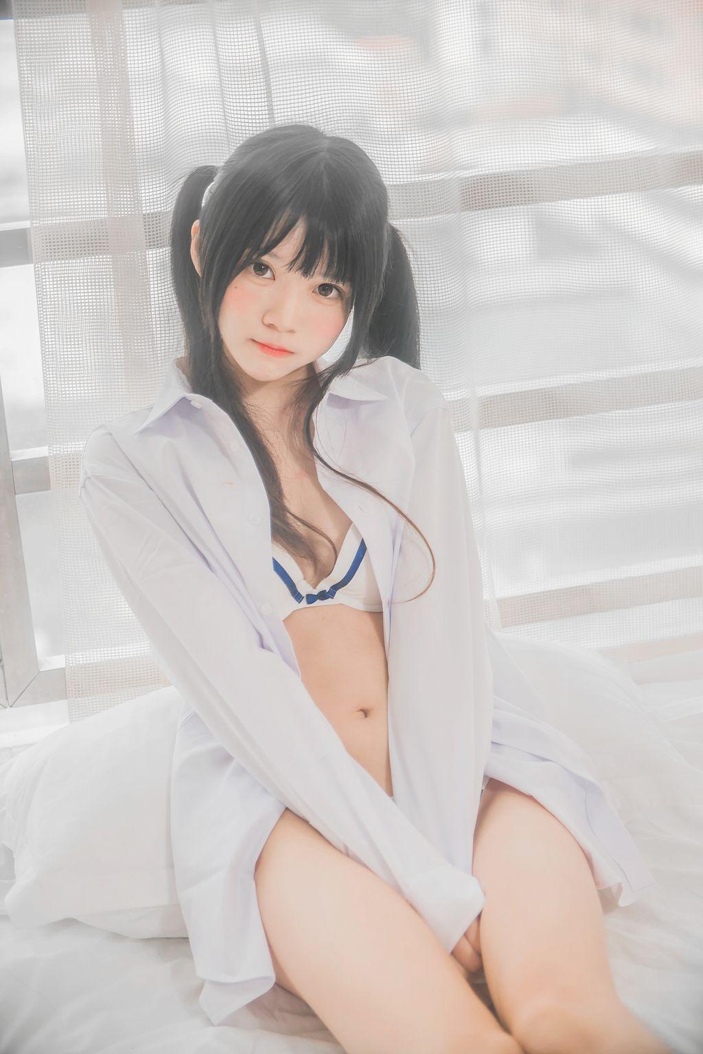 Coser @ 桜 桃 喵 Vol.073: 白 衬衫 双 马尾 (47 photos)(22)