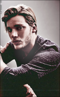 Dominic Sherwood WqBagCBB_o