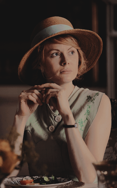 Emily Beecham Ytro4eG9_o