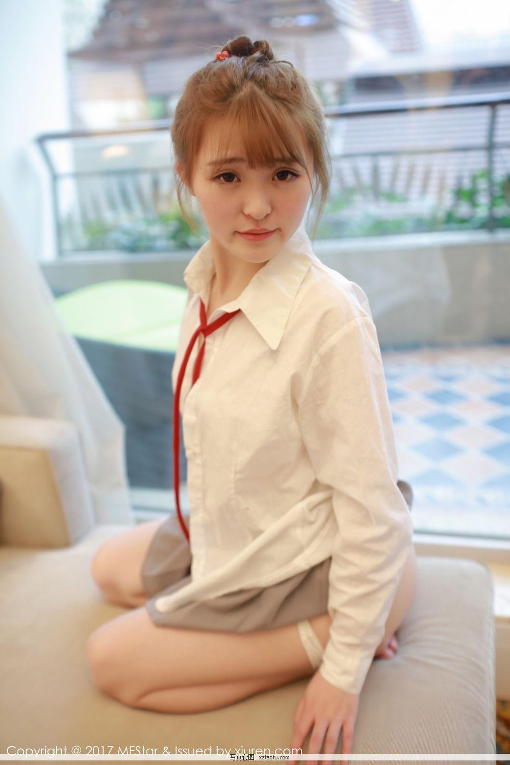 萝莉美女伊小七 学生装短裙系列图片(26)