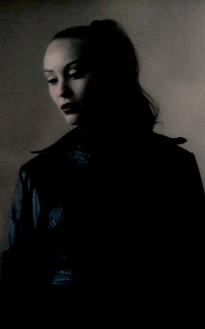 Sarah Gadon  EywjSUPc_o