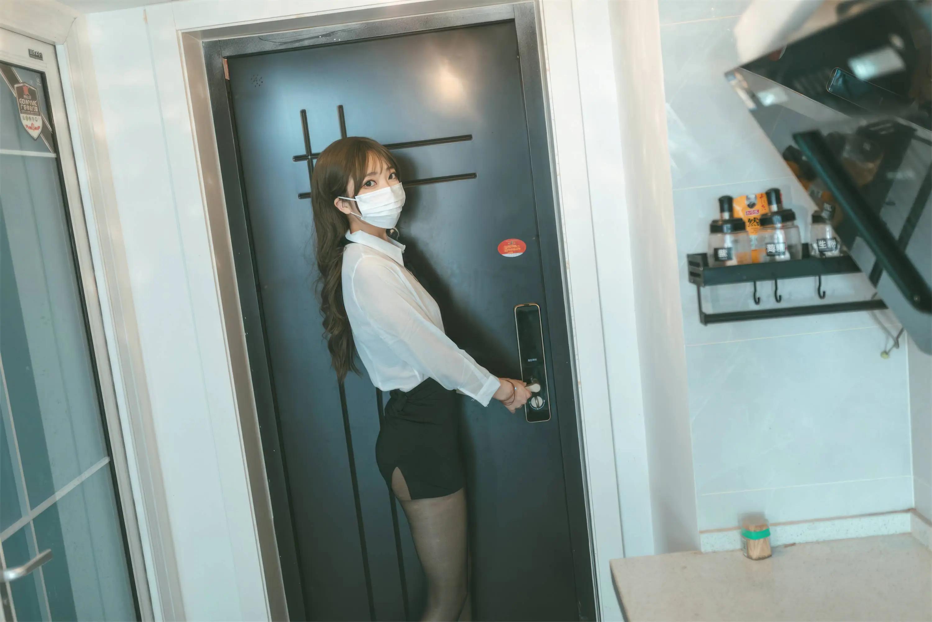 【网路收集系列】福利姬 杏仁曲奇《 OL额外时间 》VIP 福利帖【67P】