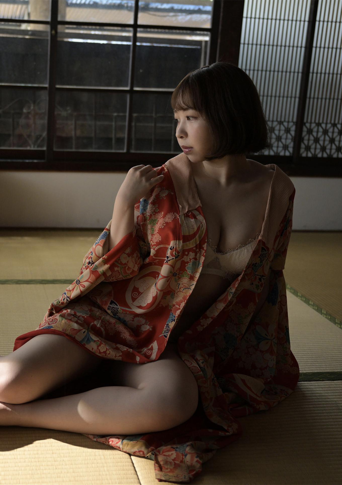Riho Shishido 宍戸里帆, 週刊現代デジタル写真集 「現役女子大生のマシュマロ巨乳」 Set.01(3)