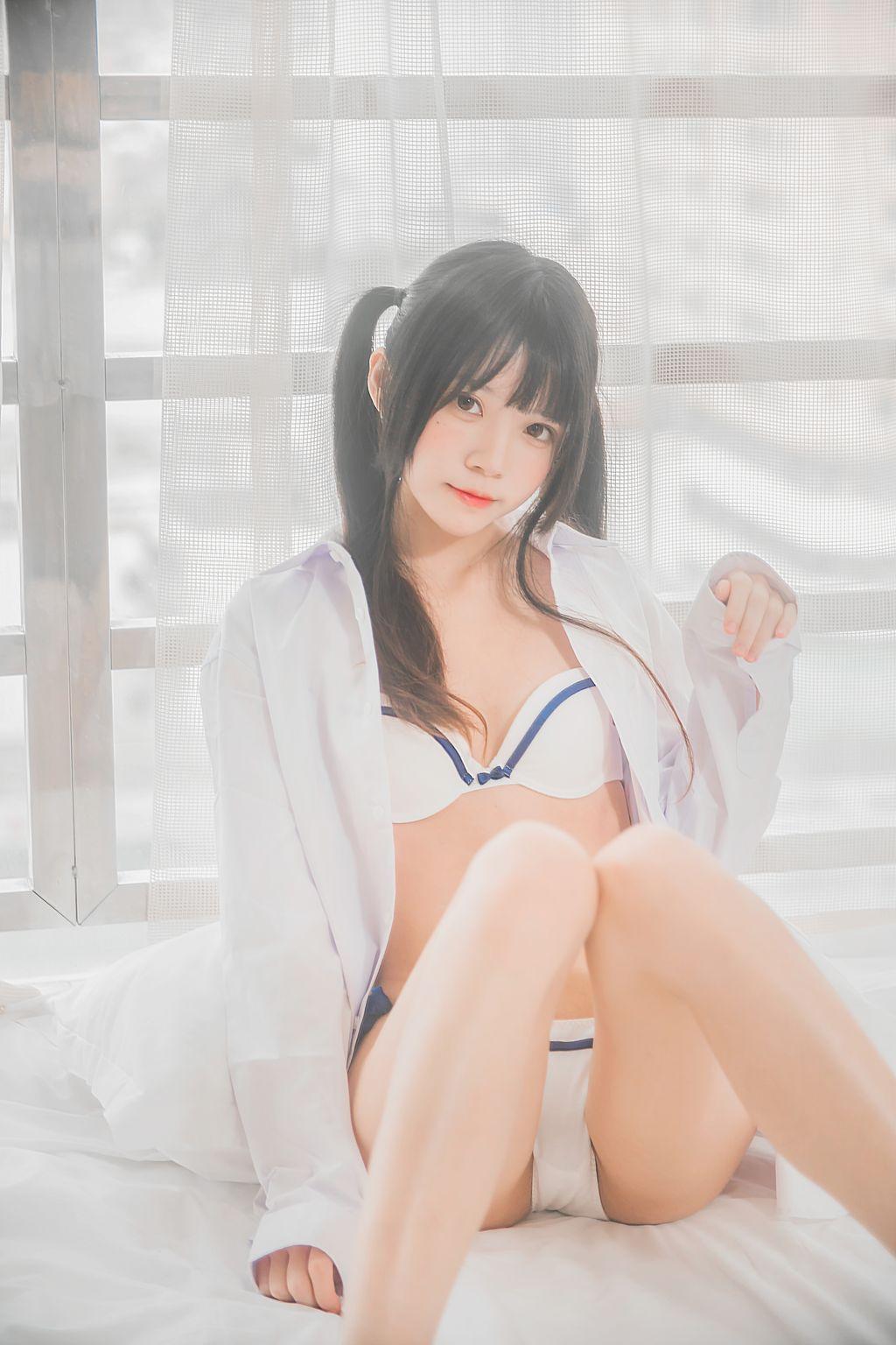 Coser @ 桜 桃 喵 Vol.073: 白 衬衫 双 马尾 (47 photos)(20)
