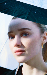 Phoebe Dynevor EIcoGnDg_o