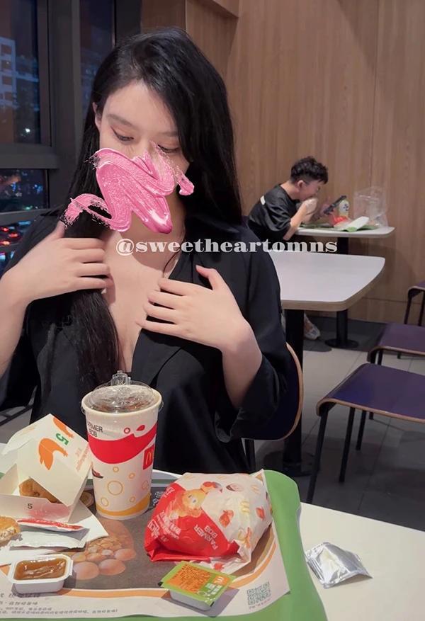 推特美女黑纱@sweetheartomns私拍尺度视图3(21)