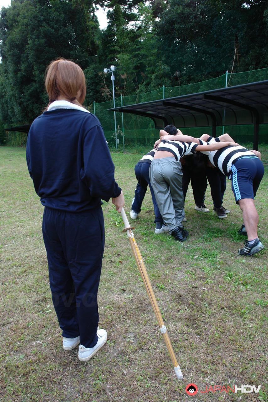 Hot cheerleader An Umemiya surprises a rugby star with an outdoor blowjob(2)