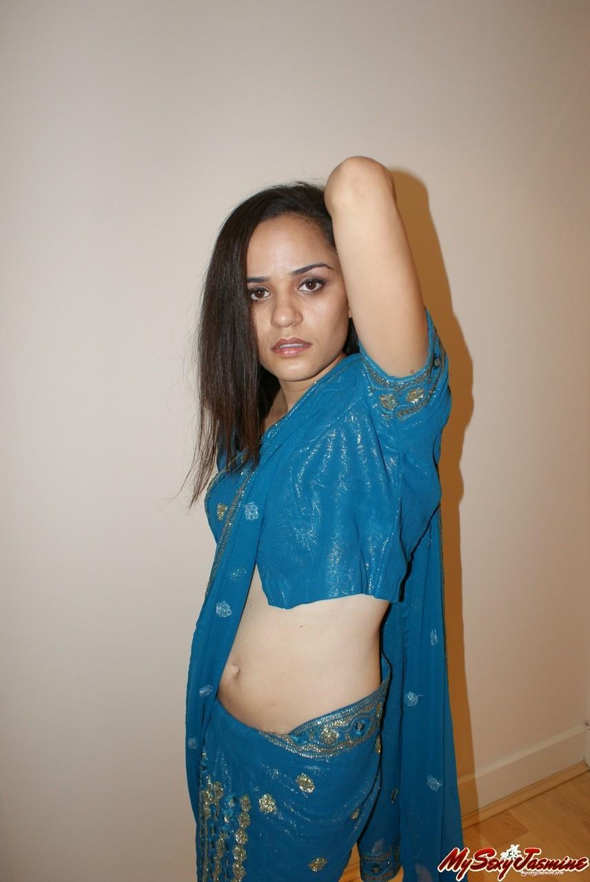 Indian solo girl removes her saree and bra to show off her small boobs(3)