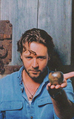 Russell Crowe 0kQZ98w4_o