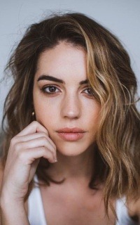 Adelaide Kane BqenLMBP_o