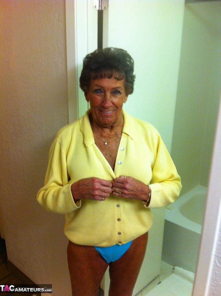 Dirty amateur granny shows her sexy naked body and kisses a young stud(10)