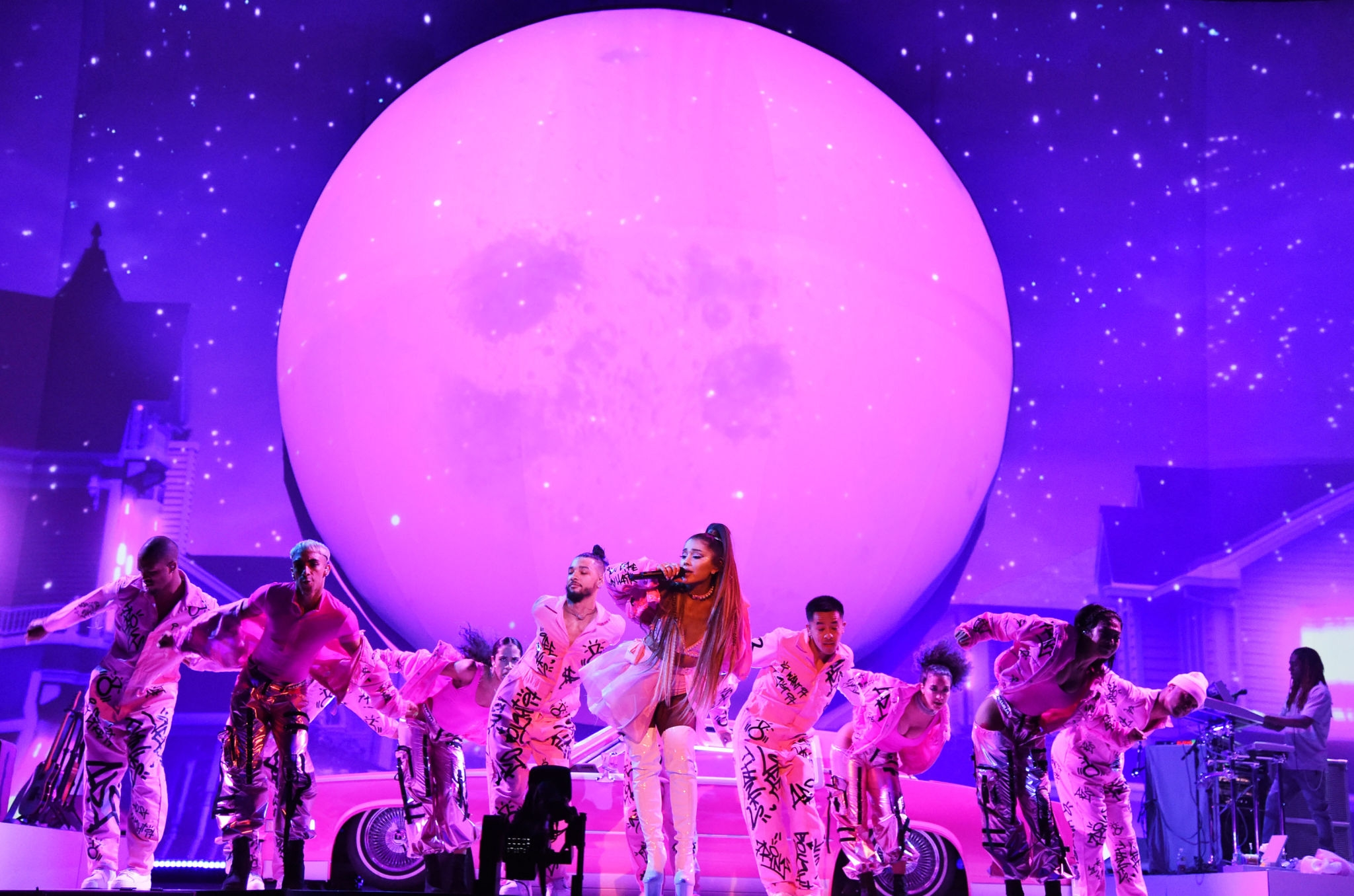 Just like magic. Ариана Гранде свитнер тур. Sweetener World Tour сцена. Ariana grande концерт 7rings. Ариана Гранде 2019 7 Rings.