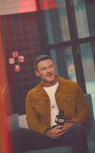 Luke Evans - Page 11 XE3QI1MB_o