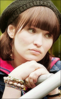 Emily Browning Qc50TZ2a_o