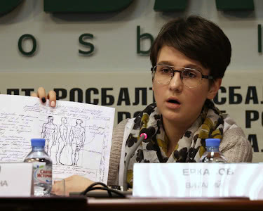 Екатерина Косаревская показывает акт осмотра Шишкина, фото Anatrr Ra