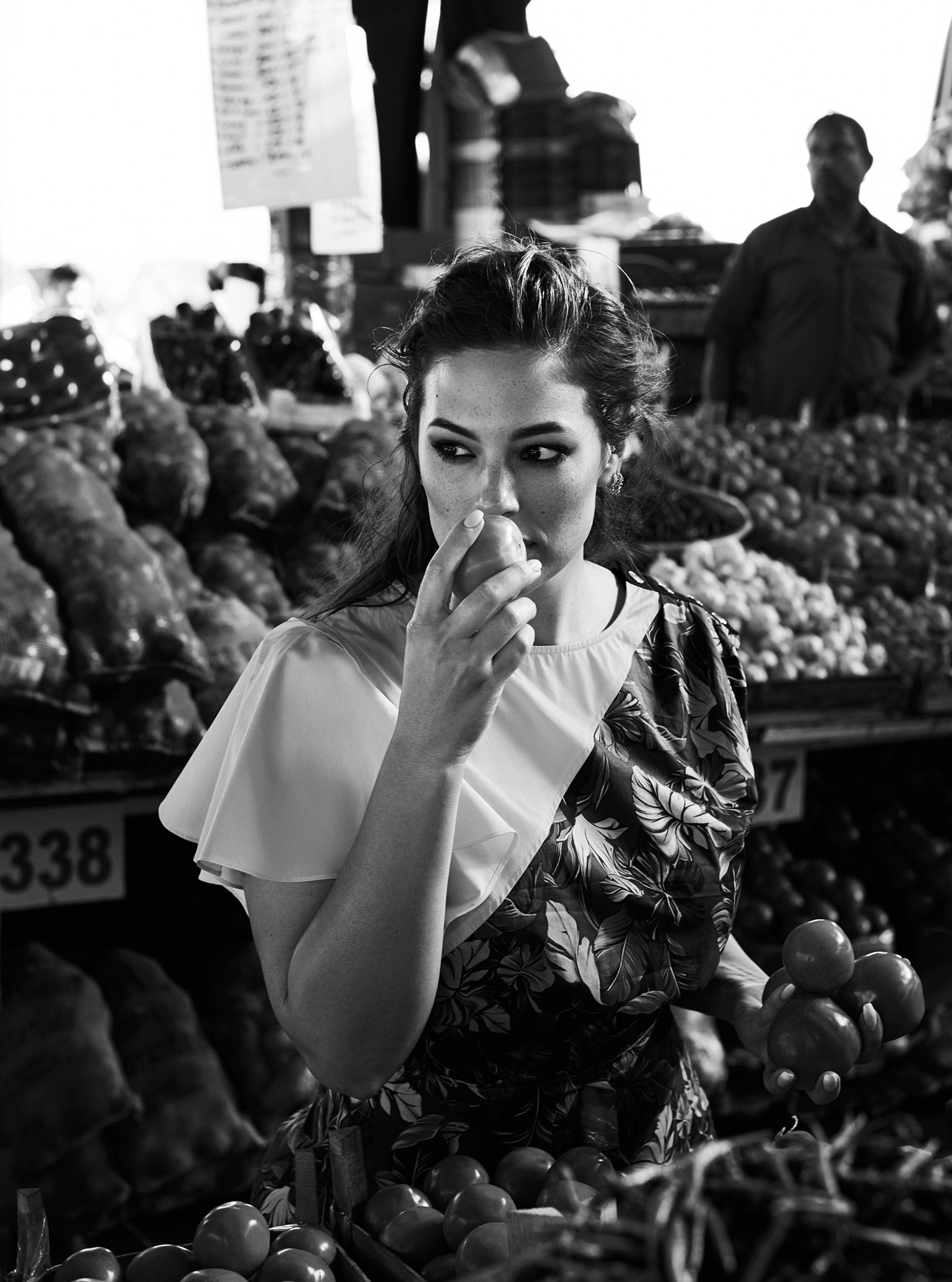 Ashley Graham by Bikramjit Bose - Harper's Bazaar Arabia march 2019 Эшли Грэм гуляет по старому городу в Дубае / фото 07