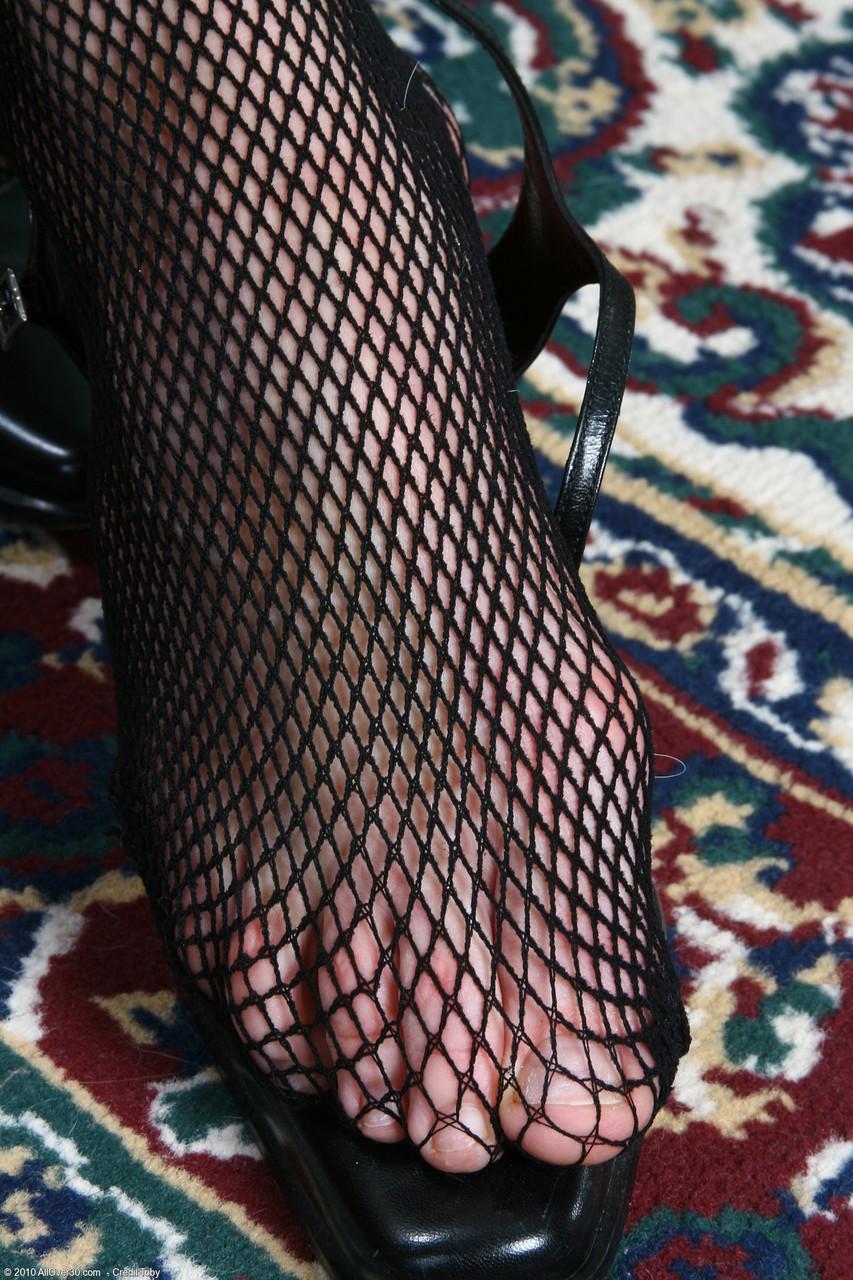 Hot amateur woman Maya D takes her fishnet stockings off and licks her toes(8)