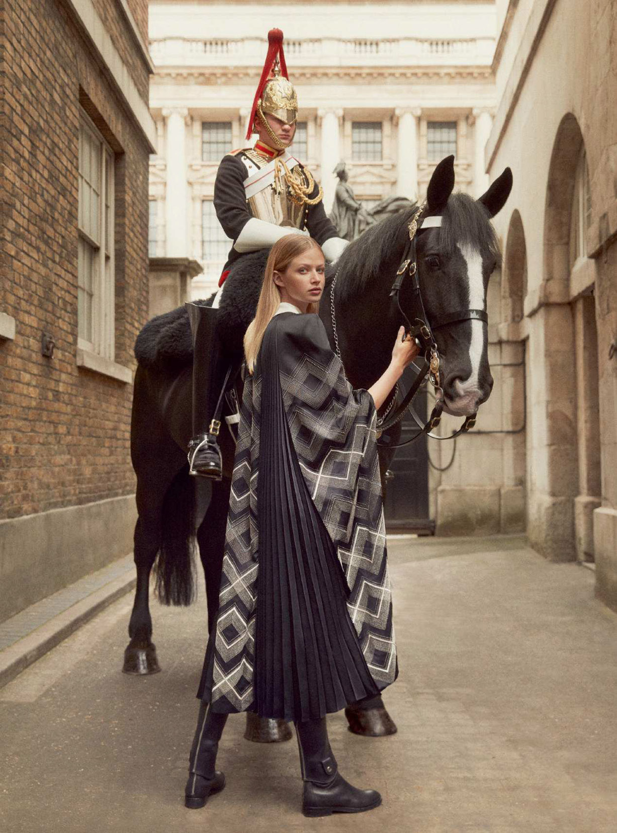 Королевская инспекция караула / For Queen and Country - Anna Lund by Richard Phibbs / Harpers Bazaar UK september 2018 Королевская инспекция караула / For Queen and Country - Anna Lund by Richard Phibbs / Harpers Bazaar UK september 2018