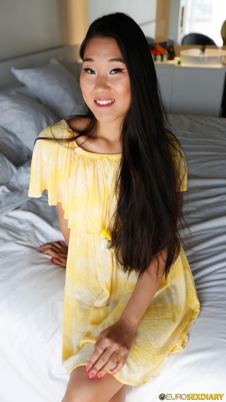 Sexy Asian babe Fang lifts up her yellow dress and takes a dick in a POV show(4)